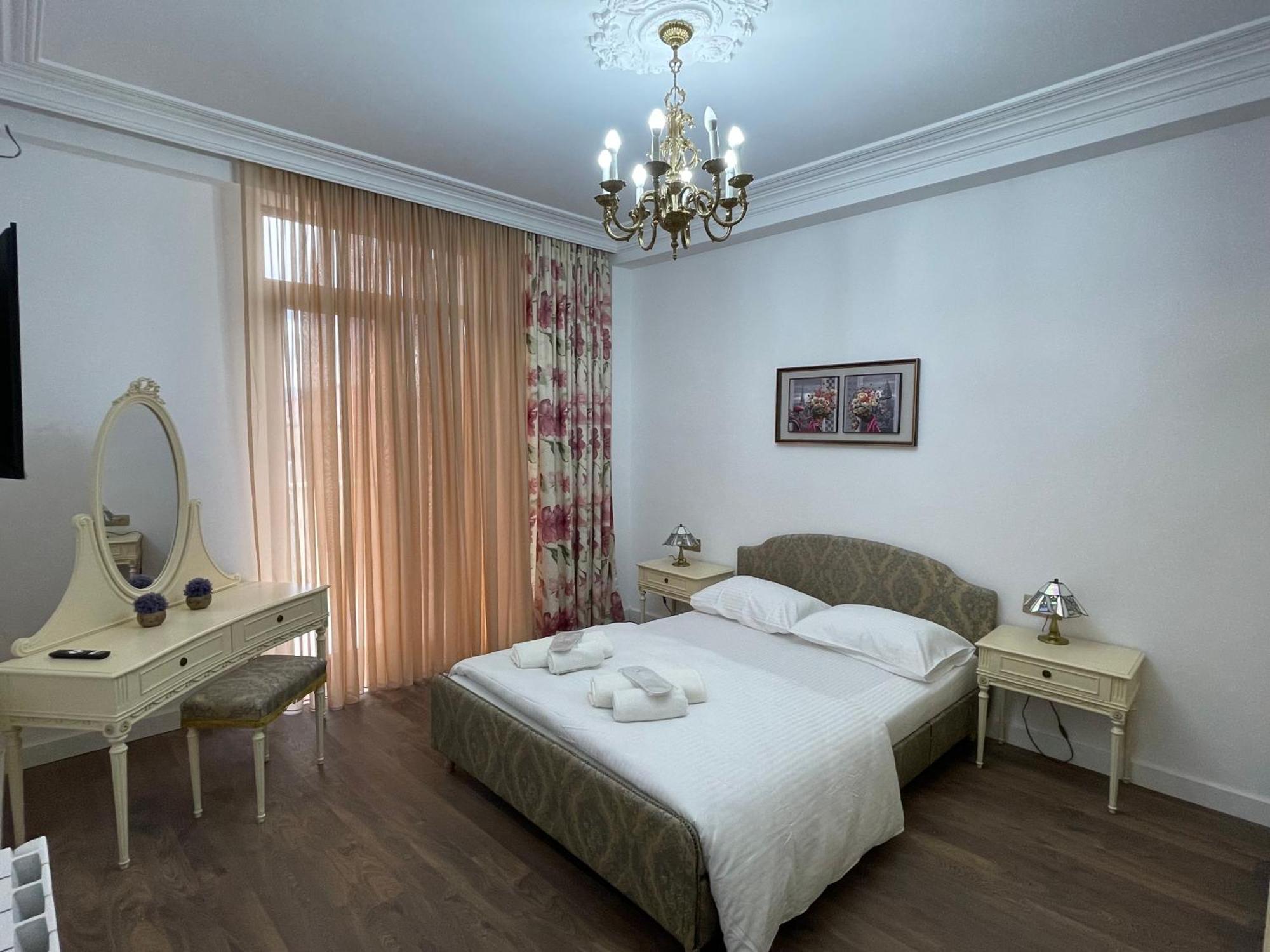 Picasso Apartment Kutaisi Bagian luar foto