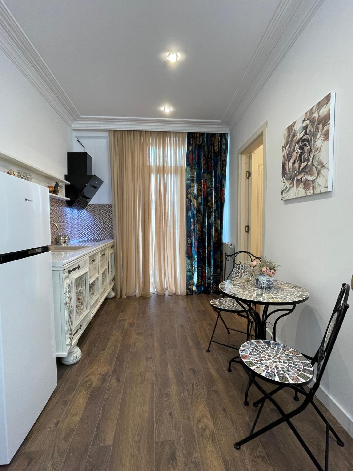 Picasso Apartment Kutaisi Bagian luar foto