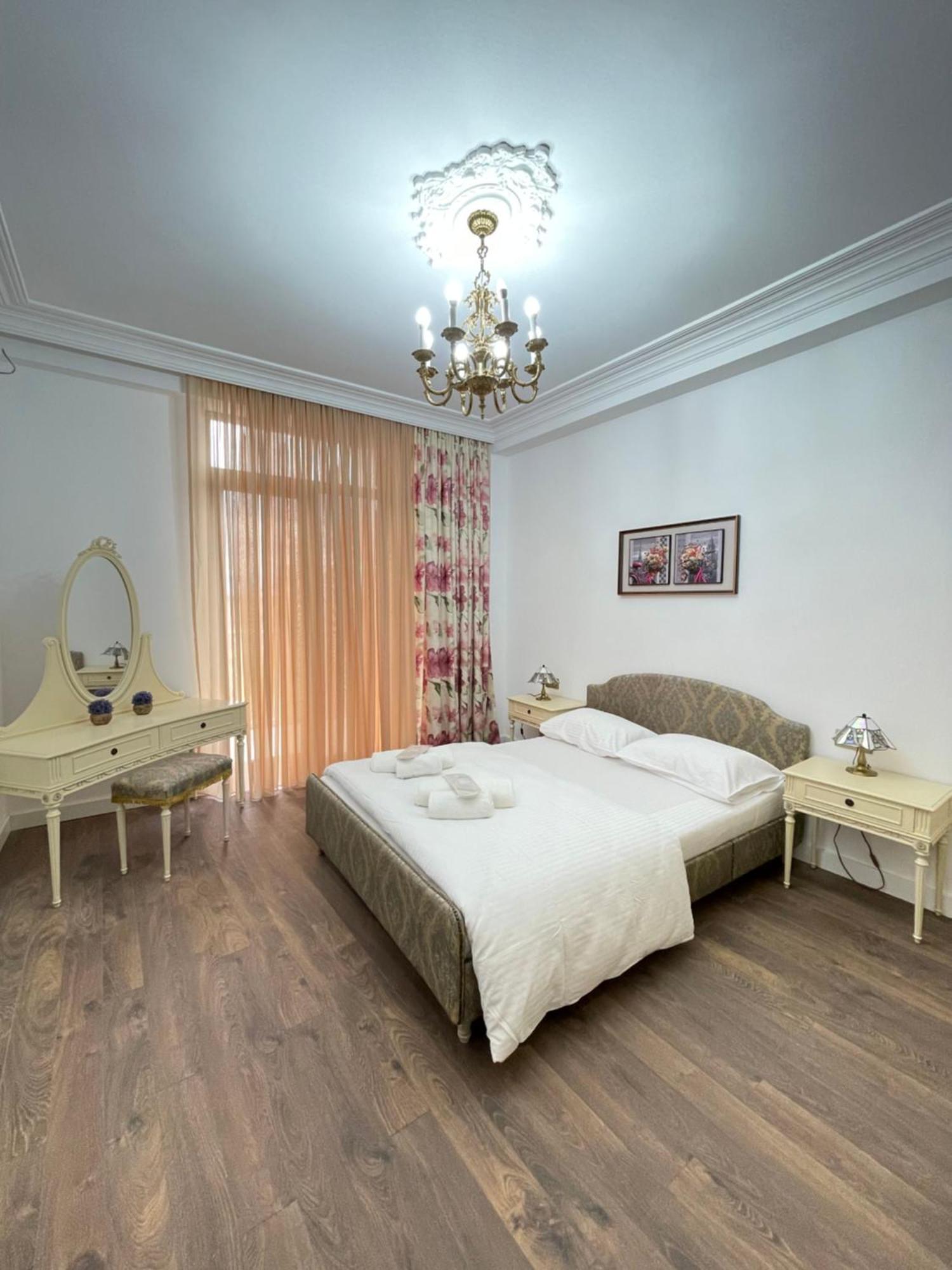 Picasso Apartment Kutaisi Bagian luar foto