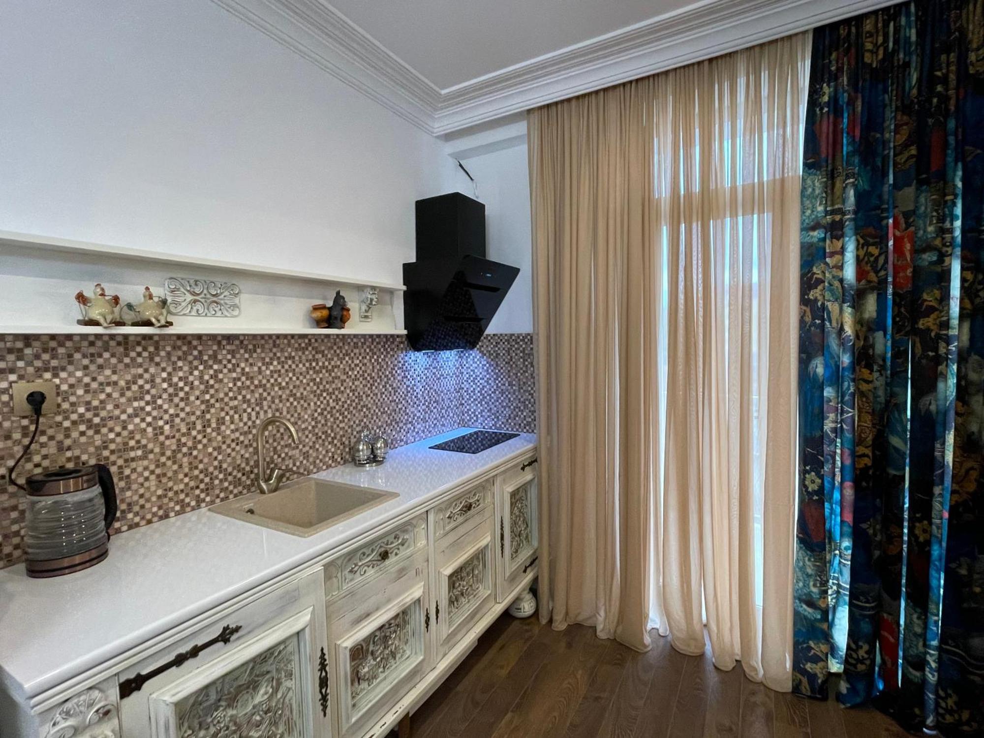 Picasso Apartment Kutaisi Bagian luar foto