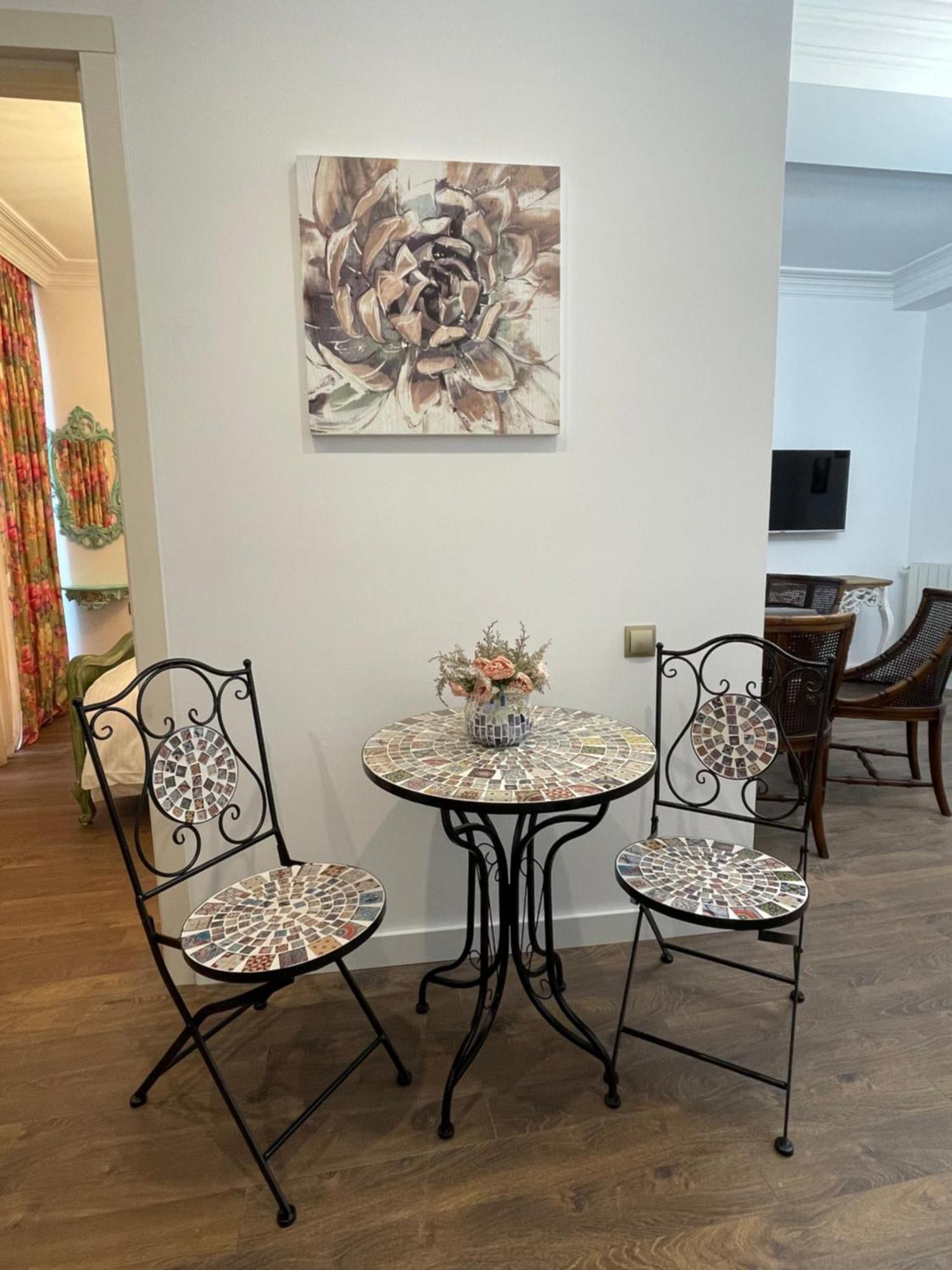 Picasso Apartment Kutaisi Bagian luar foto